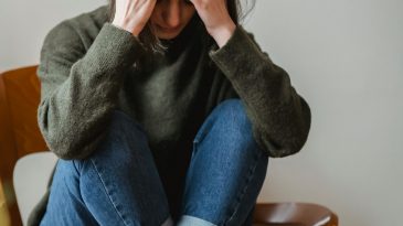 Pourtant il m&rsquo;aime : pourquoi est-il si difficile de sortir de l’emprise amoureuse ?